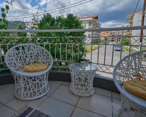 een balkon met 2 stoelen en een tafel en uitzicht bij comfort apartment in Tripolis
