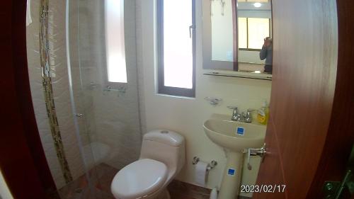 Un baño de NOAHOME