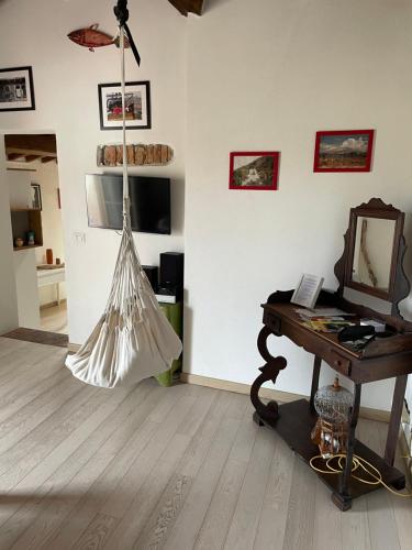 Cette chambre comprend une table, un miroir et un hamac. dans l'établissement sweet home, à Soianella