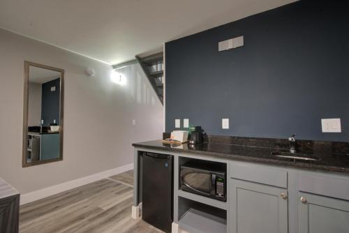 Η κουζίνα ή μικρή κουζίνα στο Clarion Pointe Tampa-Brandon Near Fairgrounds and Casino