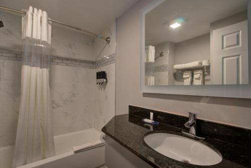 Ένα μπάνιο στο Clarion Pointe Tampa-Brandon Near Fairgrounds and Casino