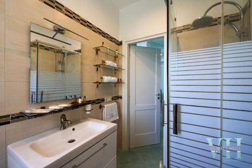 y baño con lavabo y espejo. en Victory's Luxury House en Ischia