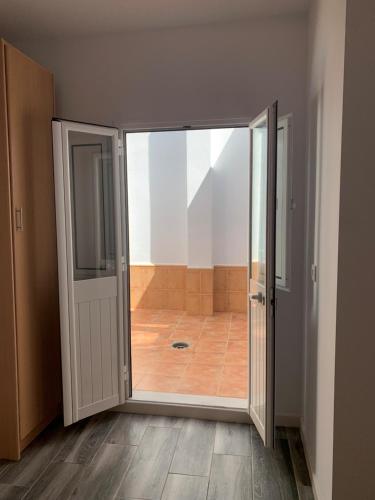 una habitación vacía con una puerta abierta y un pasillo en Apartamento Cañebolo, en La Puebla de los Infantes