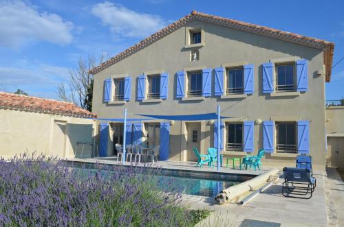 une villa avec piscine devant une maison dans l'établissement Gîte Marin, à Narbonne