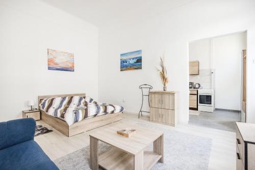 una sala de estar con un sofá y una mesa en Lovely studio in the heart of Budapest, en Budapest