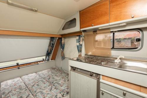 eine kleine Küche in einem Wohnwagen mit Spüle in der Unterkunft Camping Malkiq oazis in Ezerets