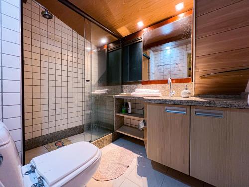 a bathroom with a toilet and a shower and a sink at Beach Class Resort - Muro Alto Bangalô in Porto De Galinhas