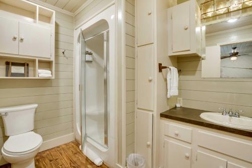 łazienka z toaletą i umywalką w obiekcie Dularge Grand Villa - Steps to Marina and Fishing! w mieście Theriot