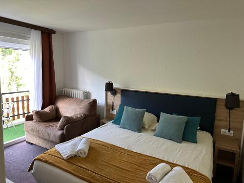Ένα ή περισσότερα κρεβάτια σε δωμάτιο στο Hôtel Le Blainon