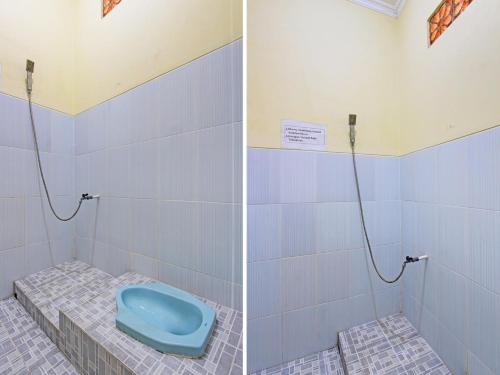 2 Bilder eines Badezimmers mit blauem WC in der Unterkunft SPOT ON 92539 Luqman Kostel Syariah in Semarang
