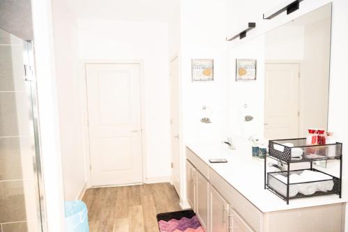 Koupelna v ubytování Regal Apt with King & Queen Bed for Long-Term Stay