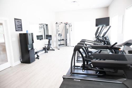Fitness centrum a/nebo fitness zařízení v ubytování Regal Apt with King & Queen Bed for Long-Term Stay