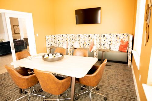 Posezení v ubytování Regal Apt with King & Queen Bed for Long-Term Stay