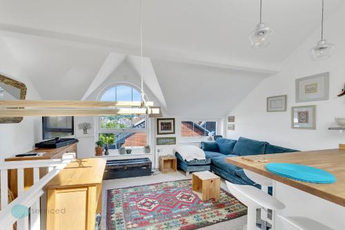 sala de estar con sofá azul y mesa en 1 Bed - Bantham by Pureserviced, en Plymouth