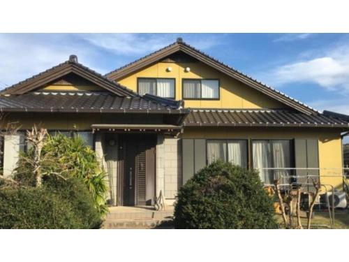 een geel huis met een tafel ervoor bij Hagioen - Vacation STAY 20253v in Uki