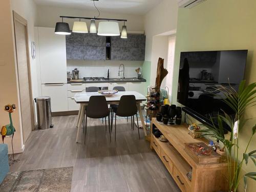 una cucina e un soggiorno con tavolo e sedie di Appartamento nel cuore di Vigevano a Vigevano