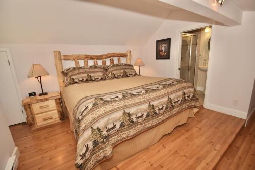 Postel nebo postele na pokoji v ubytování Gorgeous Jackson Hole Condo in Top location with Great Views and Private Deck with Barbeque!!