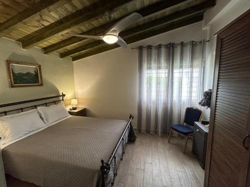 KrithariaにあるΛευκό γιασεμί - Νέες Παγασές Βόλοςのベッドルーム1室(ベッド1台、シーリングファン付)