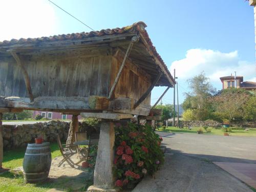 a bird house with flowers on the side of a street at Casa Barreta in Villaviciosa