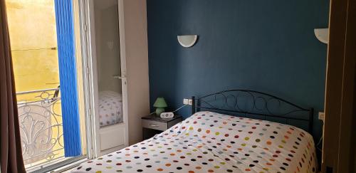 una camera con un letto con una parete blu di maison magnolia a Vias