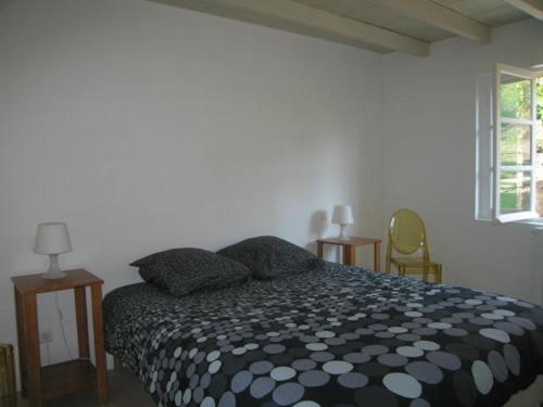 um quarto com uma cama, 2 cadeiras e uma janela em Petite maison en campagne avec piscine em Saint-Romain-en-Viennois