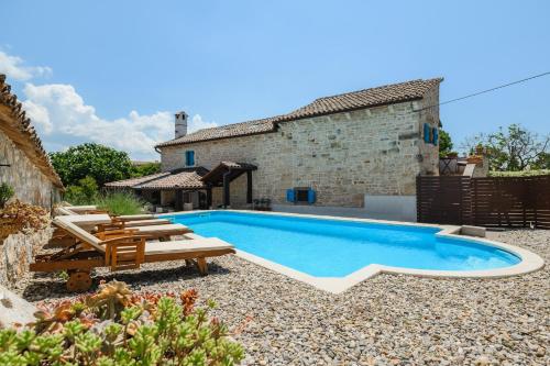 Apartment with private pool Suna