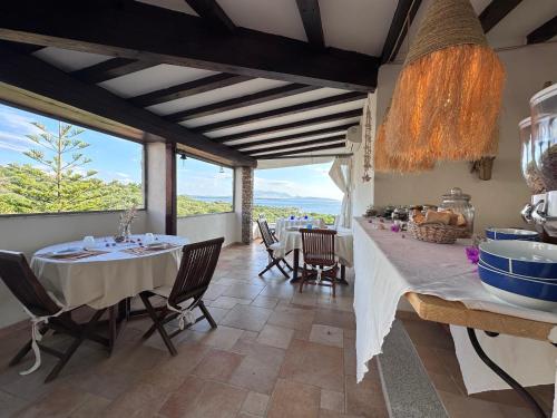 聖特奧多羅的住宿－Villa Minda，享有美景的带桌椅的用餐室