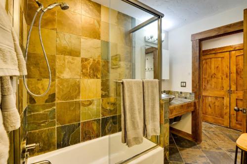 ein Bad mit einer Dusche und einem Waschbecken in der Unterkunft Elegant Vail Home - Walk to Booth Falls Trail in Vail