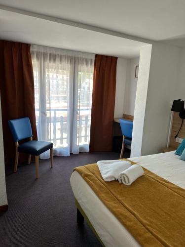 Ένα ή περισσότερα κρεβάτια σε δωμάτιο στο Hôtel Le Blainon