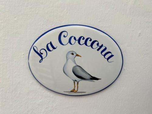 ein Zeichen für einen Vogelvertrag an der Wand in der Unterkunft La Coccona in Porto Venere