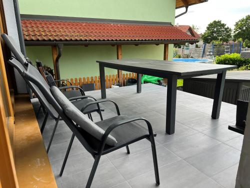 einen schwarzen Tisch und Stühle auf einer Terrasse in der Unterkunft Ferienzimmer zwischen Wien und Tulln in Tulln
