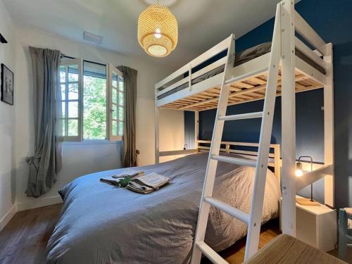 een slaapkamer met een stapelbed en een ladder bij Mamie House coeur Périgord in Siorac-en-Périgord