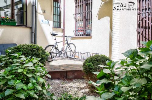 rower zaparkowany na ganku budynku w obiekcie J&J Apartments Szeroka 25 Apartament 1 w Toruniu