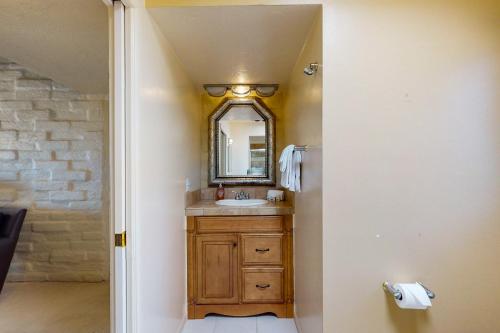 W łazience znajduje się umywalka i lustro. w obiekcie Skyline View Studio w mieście Tucson