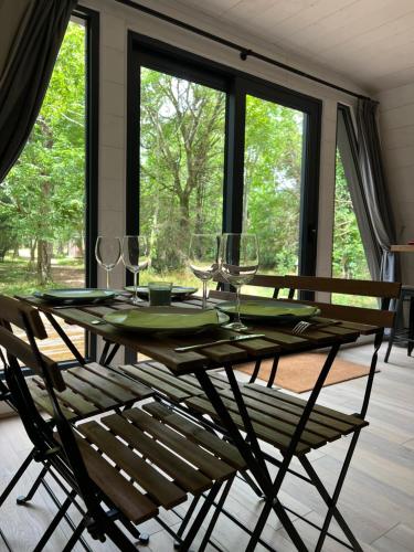 une table de salle à manger avec des verres à vin dessus dans l'établissement La Garenne Saint Germain, à Saint-Germain-de-Marencennes