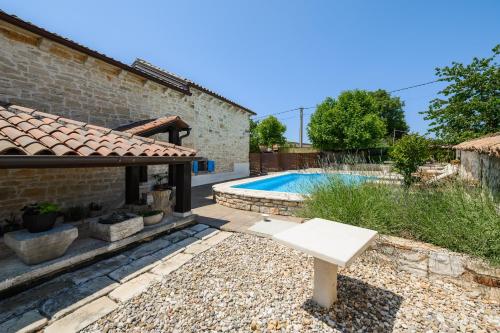 Apartment with private pool Suna – Photos 3