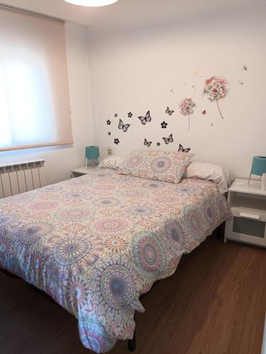 マドリードにあるApartamento Carabanchel Castizoのベッドルーム1室(花柄のベッドカバー付)