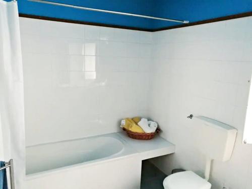 bagno con vasca e servizi igienici di Casa da Lagoa a Sesimbra