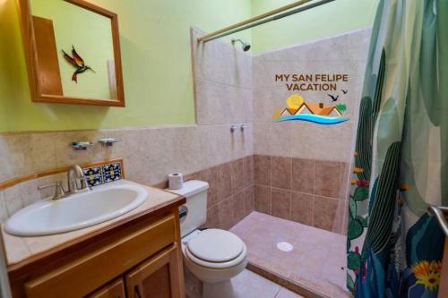 Ένα μπάνιο στο Mountain side Delight - Palapas house San Felipe Vacation Rental
