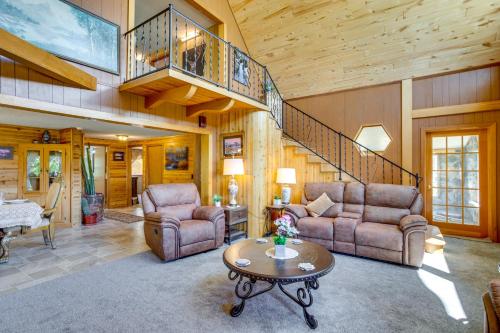 Ein Sitzbereich in der Unterkunft Sunny Cedaredge Home with Mtn Views - Hike and Fish!