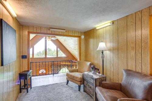 Ein Sitzbereich in der Unterkunft Sunny Cedaredge Home with Mtn Views - Hike and Fish!