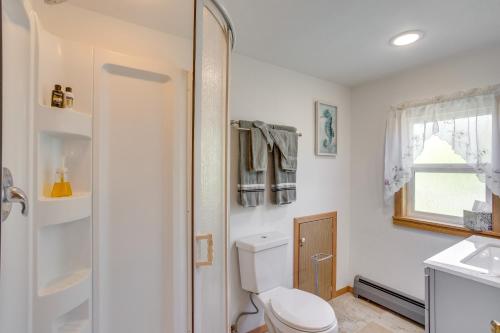 Ein Badezimmer in der Unterkunft Sunny Cedaredge Home with Mtn Views - Hike and Fish!