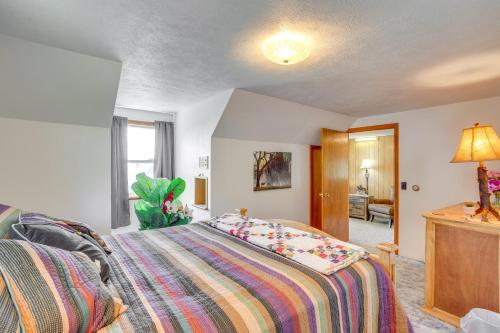 Ein Bett oder Betten in einem Zimmer der Unterkunft Sunny Cedaredge Home with Mtn Views - Hike and Fish!