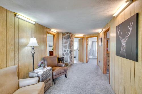Ein Sitzbereich in der Unterkunft Sunny Cedaredge Home with Mtn Views - Hike and Fish!