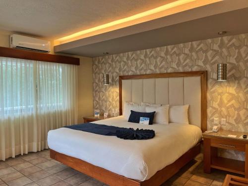 a bedroom with a large bed and a window at Comfort Inn Córdoba in Córdoba