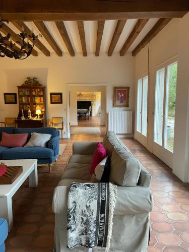 uma sala de estar com um sofá e uma mesa em 'Hotel One Suite' Suite with Private Beach, Natural Swimming Pool & Reserve em Neung-sur-Beuvron
