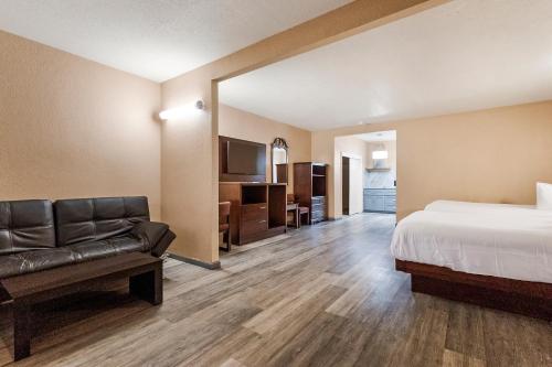 a hotel room with a bed and a couch at Country Inn Sonora in Sonora