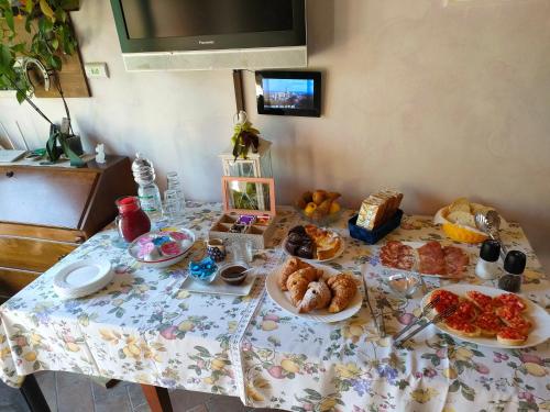una mesa cubierta con platos de comida en una mesa en Azienda Agricola Polveraia, en San Gimignano