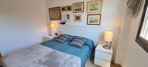 Llit o llits en una habitació de Miramar Serveis - Penthouse Piscina, Parking y 50m Playa
