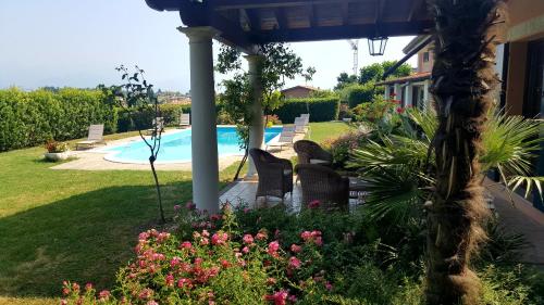 Bazén v ubytování B&B Villa Fiorini nebo v jeho okolí